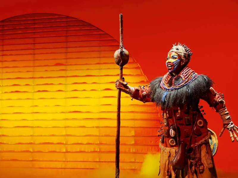 Busreise Musical in Hamburg - Disneys der König der Löwen - Rafiki © Stage Entertainment