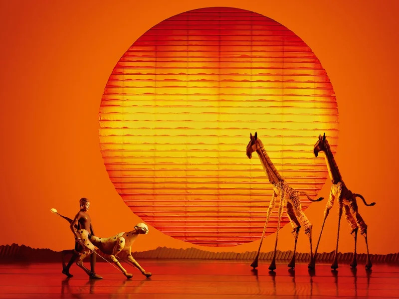 Busreise Musical in Hamburg - Disneys der König der Löwen - Savanne © Stage Entertainment