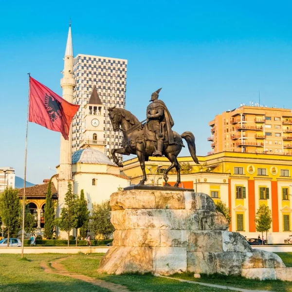 Rundreise den Balkan entdecken. Hier: Stadtzentrum Tirana