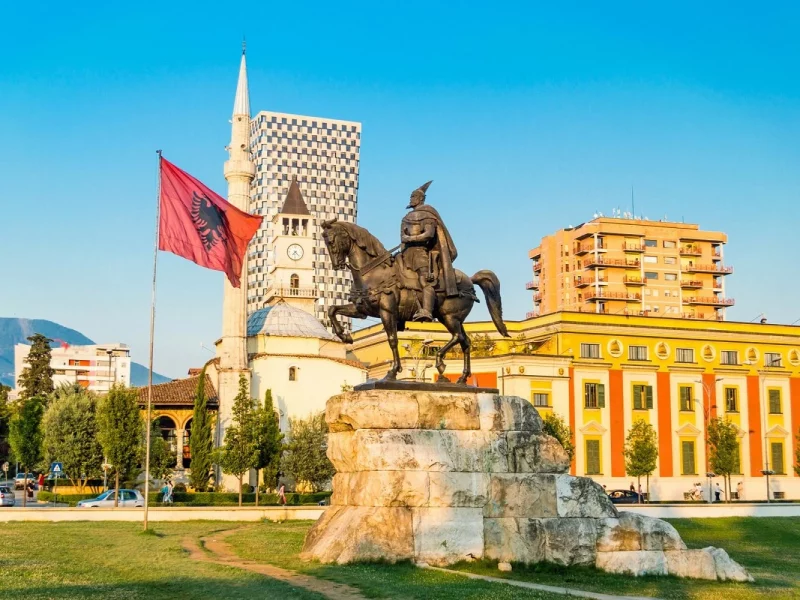 Rundreise den Balkan entdecken. Hier: Stadtzentrum Tirana