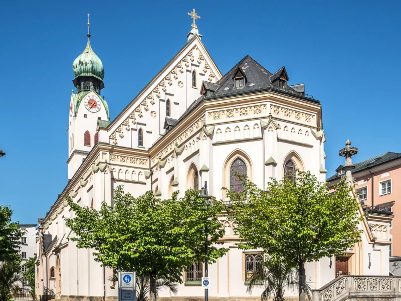 Busreise Fernsehmomente in traumhafter Kulisse - Pfarrkriche St. Nicholaus in Rosenheim